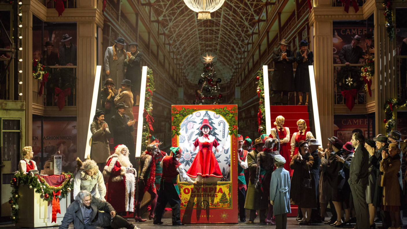 Ein Olympia-Akt in Vorweihnachtsstimmung: Lydia Steiers Inszenierung von „Les Contes d’Hoffmann“ an der Berliner Staatsoper Unter den Linden