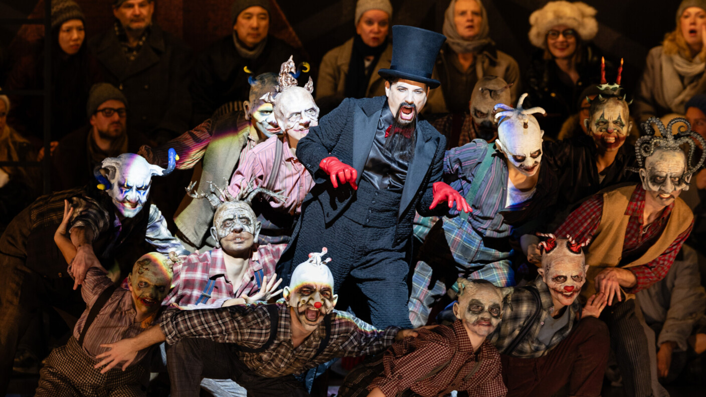 Regisseur Barrie Kosky gelingt mit der Inszenierung von „Die Nacht vor Weihnachten“ an der Bayerischen Staatsoper München ein Meisterstreich