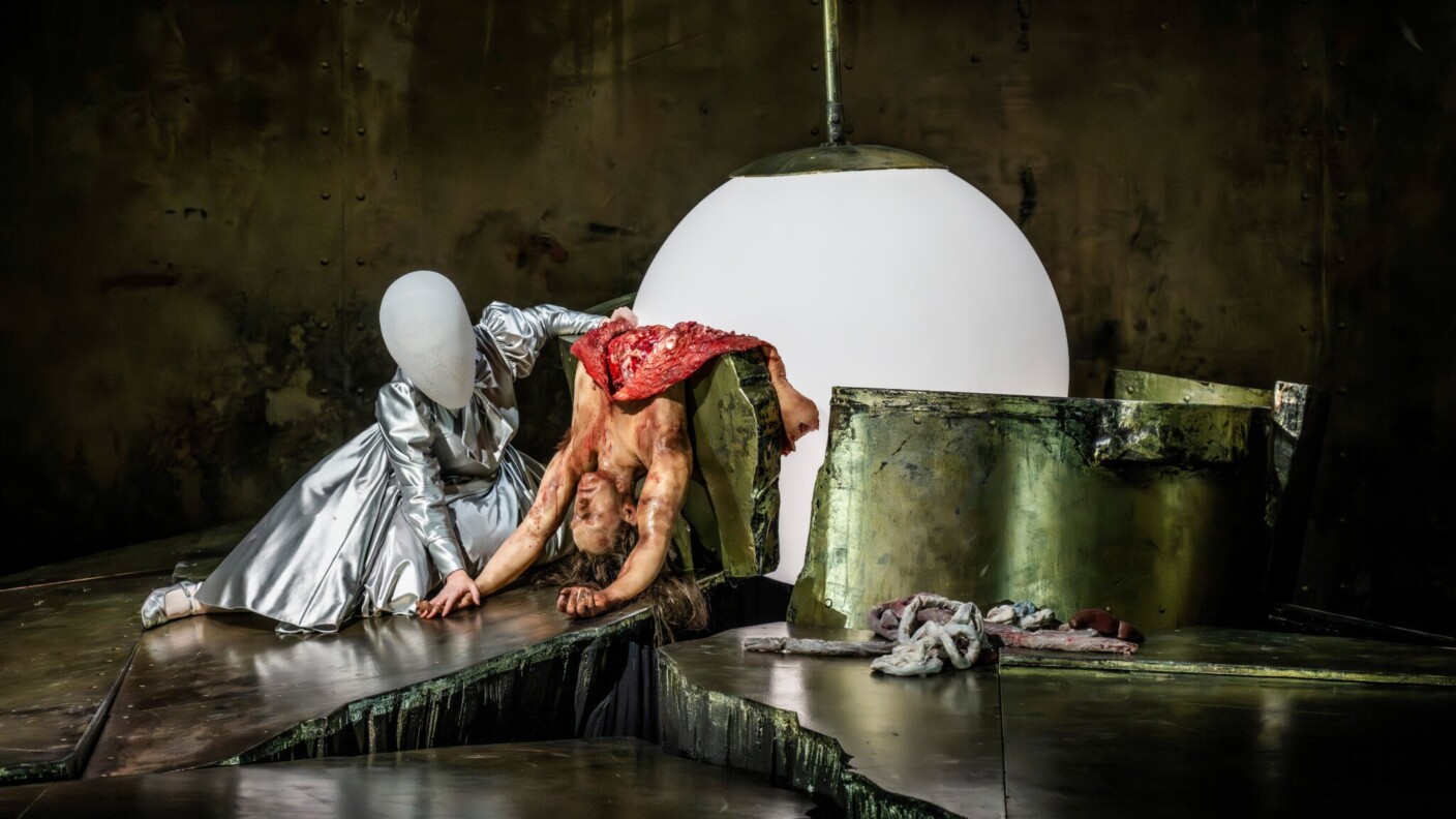 Wenn der Mond in die Zisterne kracht: Regisseur Evgeny Titovs Inszenierung von „Salome“ an der Komischen Oper Berlin