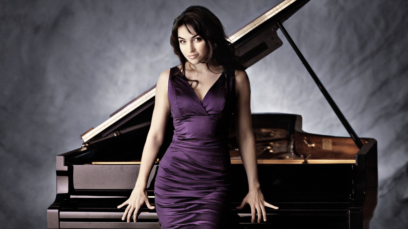 Olga Scheps ist als Solistin an der Seite des Armenian State Symphony Orchestra zu erleben