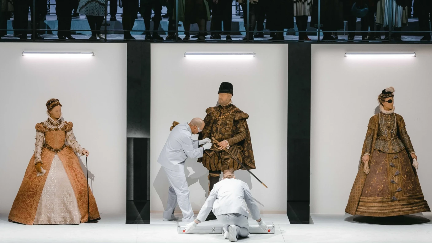 In Kirill Serebrennikovs Wiener „Don Carlos“ steht das historische Kostüm im Vordgrund