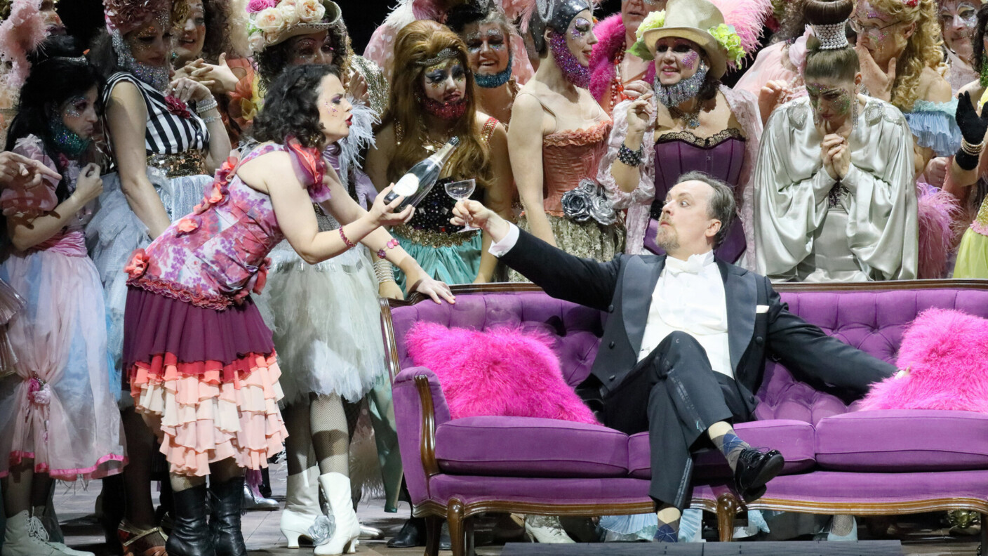 Mit Barrie Koskys Inszenierung von „Die Fledermaus“ lässt sich der Jahreswechsel bestens einläuten.