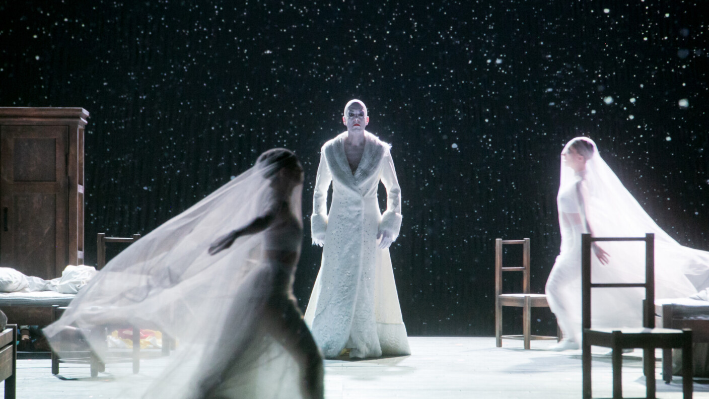 Georg Zeppenfeld hat als titelgebende „Schneekönigin“ in der Dresdner Premiere von Hans Abrahamsens Oper nur wenig Bühnenzeit