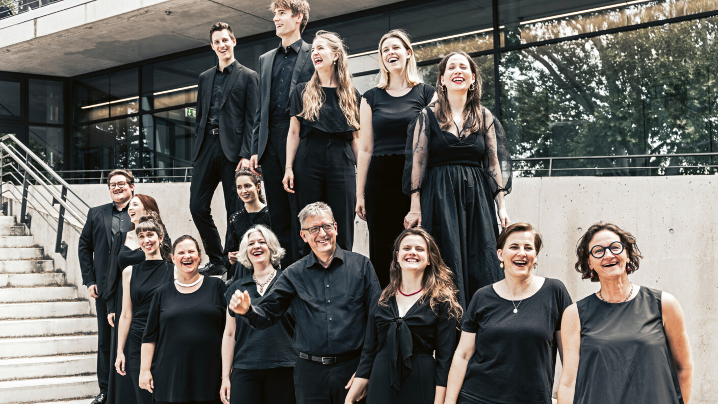 Musikalische Weggefährten seit 1985: Dresdner Kammerchor und Hans-Christoph Rademann (1. Reihe Mitte)