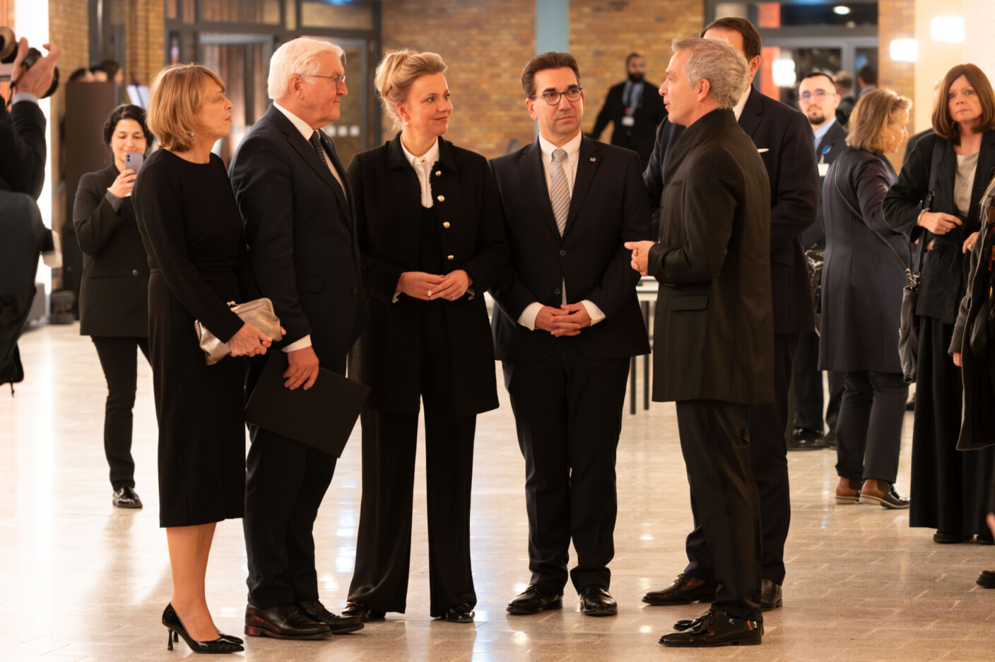 Bundespräsident Frank-Walter Steinmeier (2. v. l.) und seine Frau Elke Büdenbender (1. v. l.), Nordrhein-Westfalens Kulturministerin Ina Brandes (3. v. l.) und Bonns Oberbürgermeister Guido Déus (4. v. l.) im Gespräch mit Generalmusikdirektor Dirk Kaftan (1. v. r.)