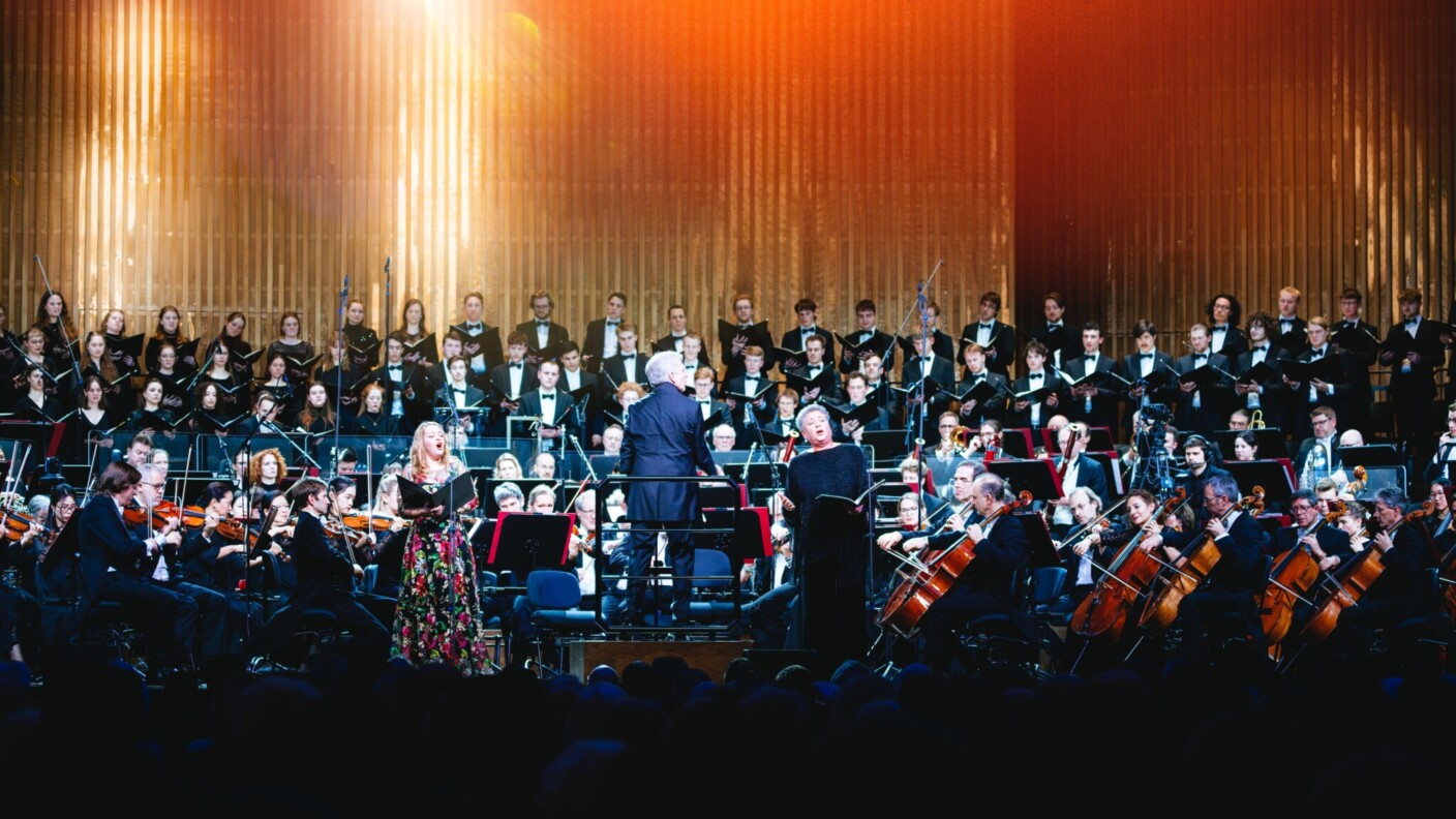 Als Höhepunkt des Wiedereröffnungskonzerts der Beethovenhalle spielte das Beethoven Orchester Bonn Gustav Mahlers zweite Sinfonie