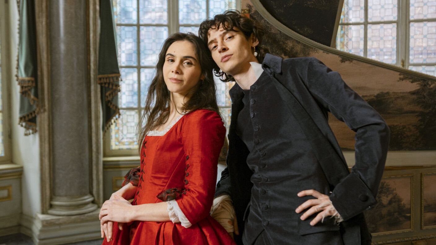 Mischen in „Mozart/Mozart“ das Habsburgische Wien auf: Maria Anna Mozart (Havana Joy) und Amadeus Mozart (Eren M. Güvercin)