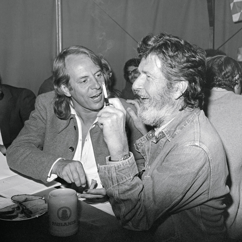 Karlheinz Stockhausen (l.) und John Cage in einem Festzelt im Englischen Garten am 29. August 1972