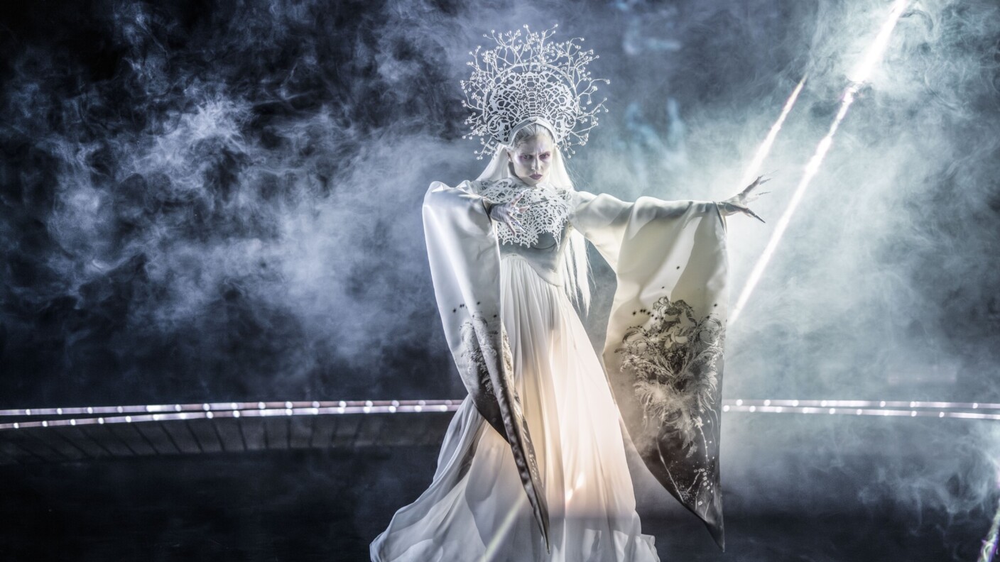 Unterkühlte Schönheit: Abrahamsens „The Snow Queen“ in einer Open-Air-Inszenierung in Dyrehaven bei Kopenhagen