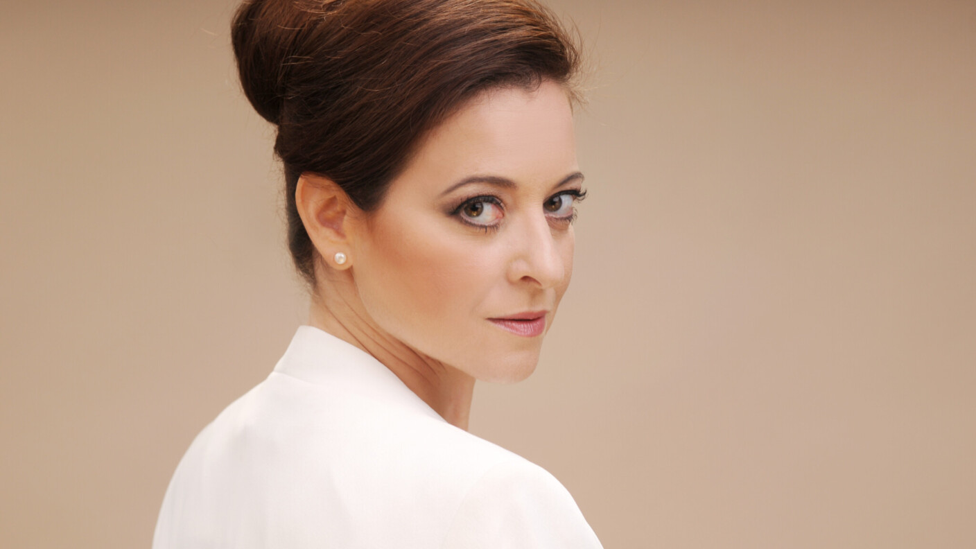 Die in Israel geborene Sopranistin Hila Baggio arbeitete bereits mit Dirigenten wie Daniel Barenboim, Zubin Mehta und Omer Meir Wellber zusammen.