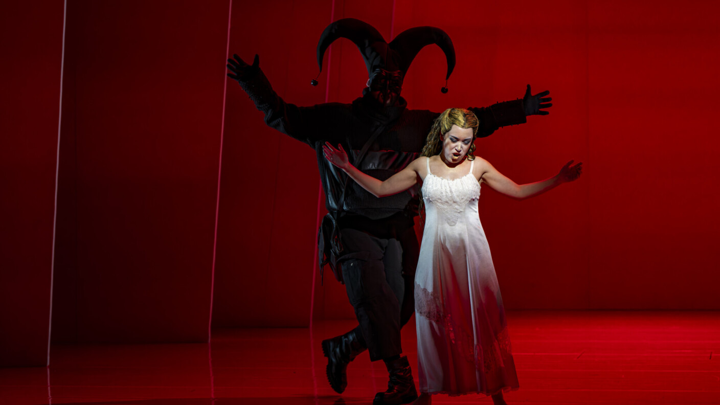 Im neuen Baseler „Macbeth“ hat nicht nur die schlafwandelnde Lady Macbeth den Schelm im Nacken