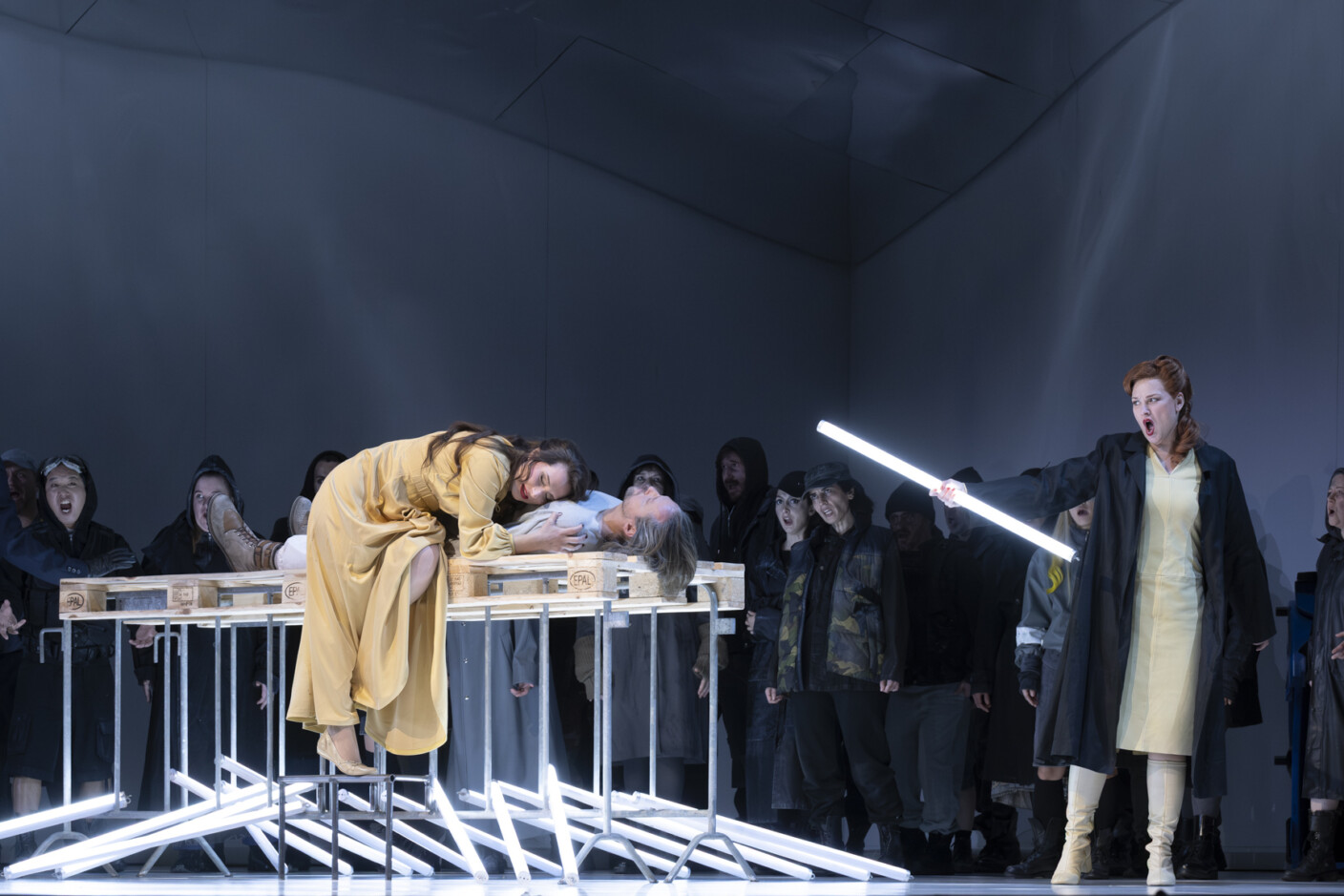 Szenenbild aus „Das Wunder der Heliane“ an der Opéra National du Rhin