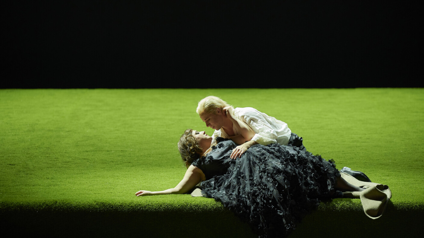 Von Schicksal und Amor zusammengeführt: Enea (Michael Porter) und Lavinia (Margherita Maria Sala) in der Frankurter Inszenierung von „Amor vien dal destino“