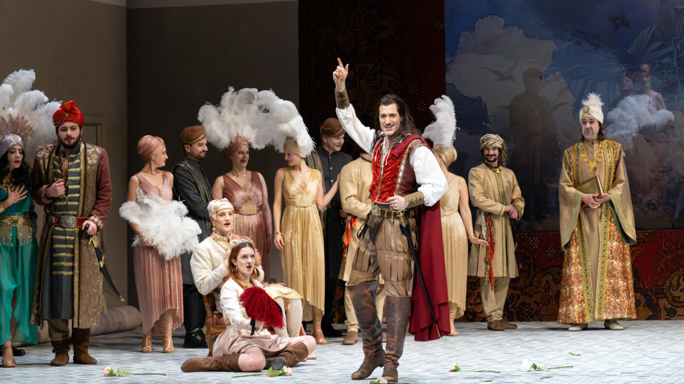 Faszinierend und mit Anleihen an die Filmfigur des Jack Sparrow: David Oller als Dichter Juan de León in „Benamor“