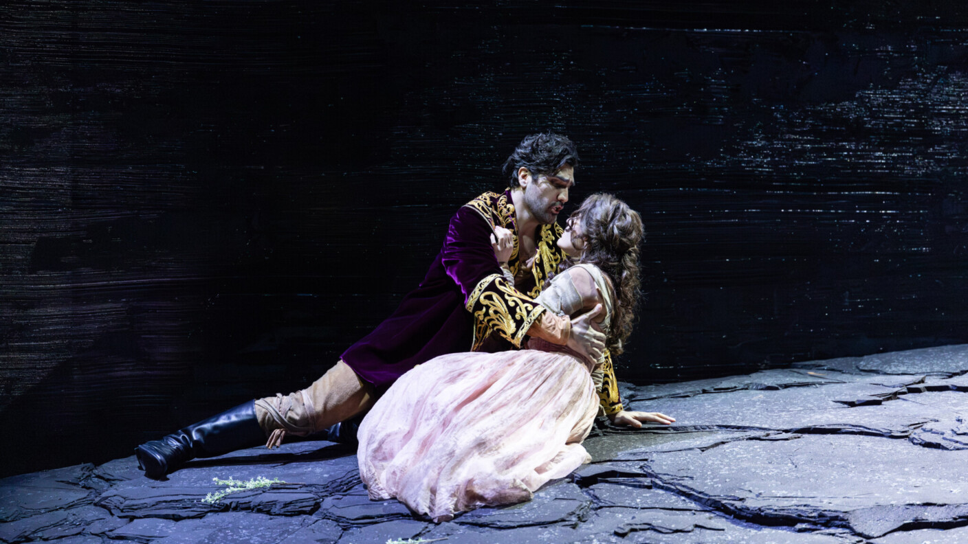 In „Faust“ stehen Dämonie und Liebe im Vordergrund – beste Bedingungen an der Bayerischen Staatsoper für Jonathan Tetelman in der Titelrolle und Olga Kulchynskaya als Marguerite.