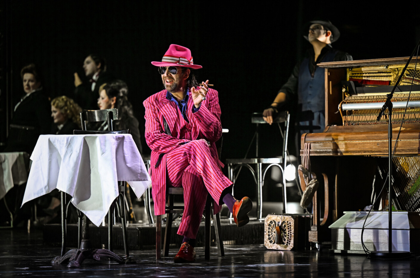 Szenenbild aus „María de Buenos Aires“ an der Deutschen Oper am Rhein