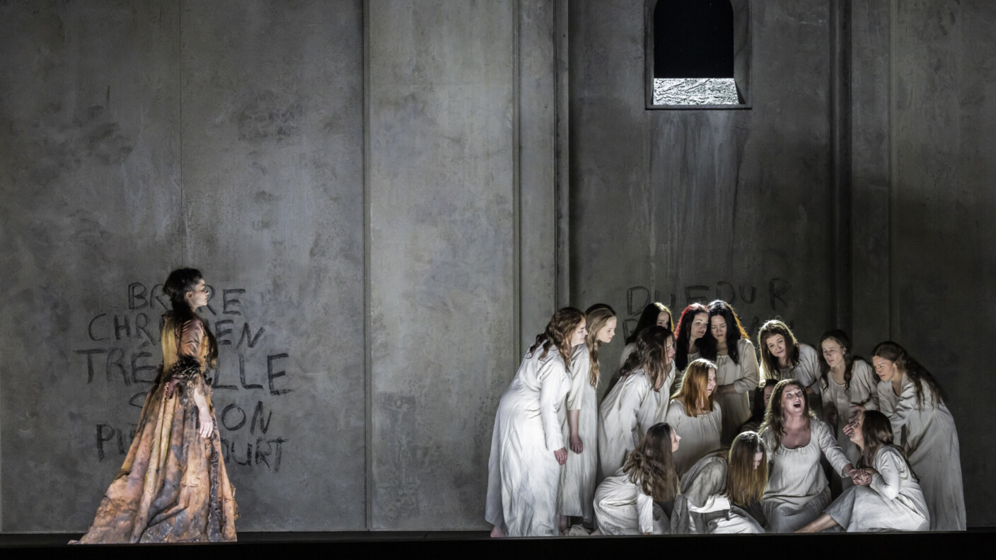 Jetske Mijnssens Zürcher Inszenierung von „Dialogues des Carmélites“, die nun an der Semperoper Dresden zu erleben ist, gibt den stimmlich hochindividuellen Rollen viel Platz, musikalisch zu glänzen.