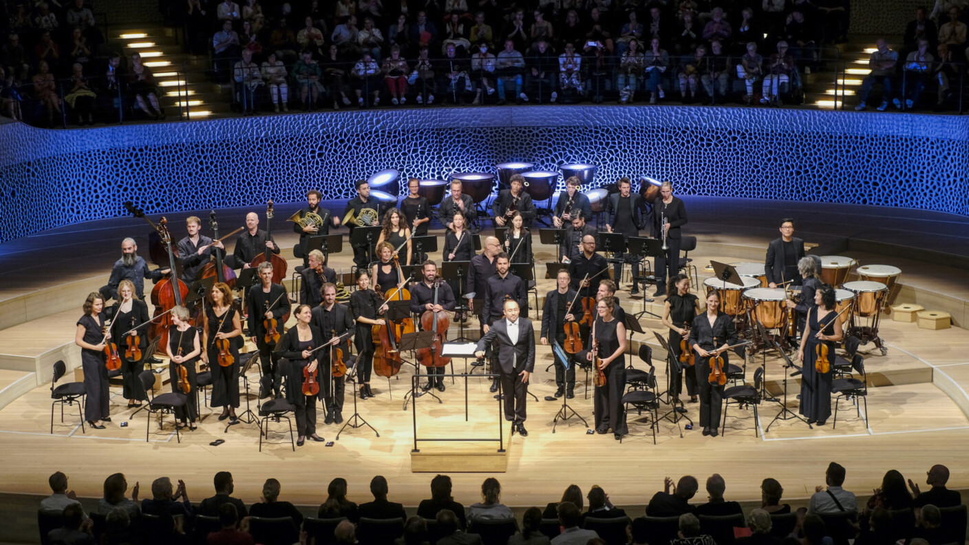 Meistern romantische Opern ebenso souverän wie Zeitgenössisches: das Hamburger Ensemble Resonanz und sein künstlerischer Leiter Riccardo Minasi