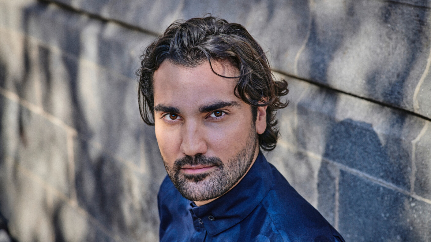 Jonathan Tetelman begann sein Studium als Bariton, bevor er ins Tenorfach wechselte und international Karriere machte