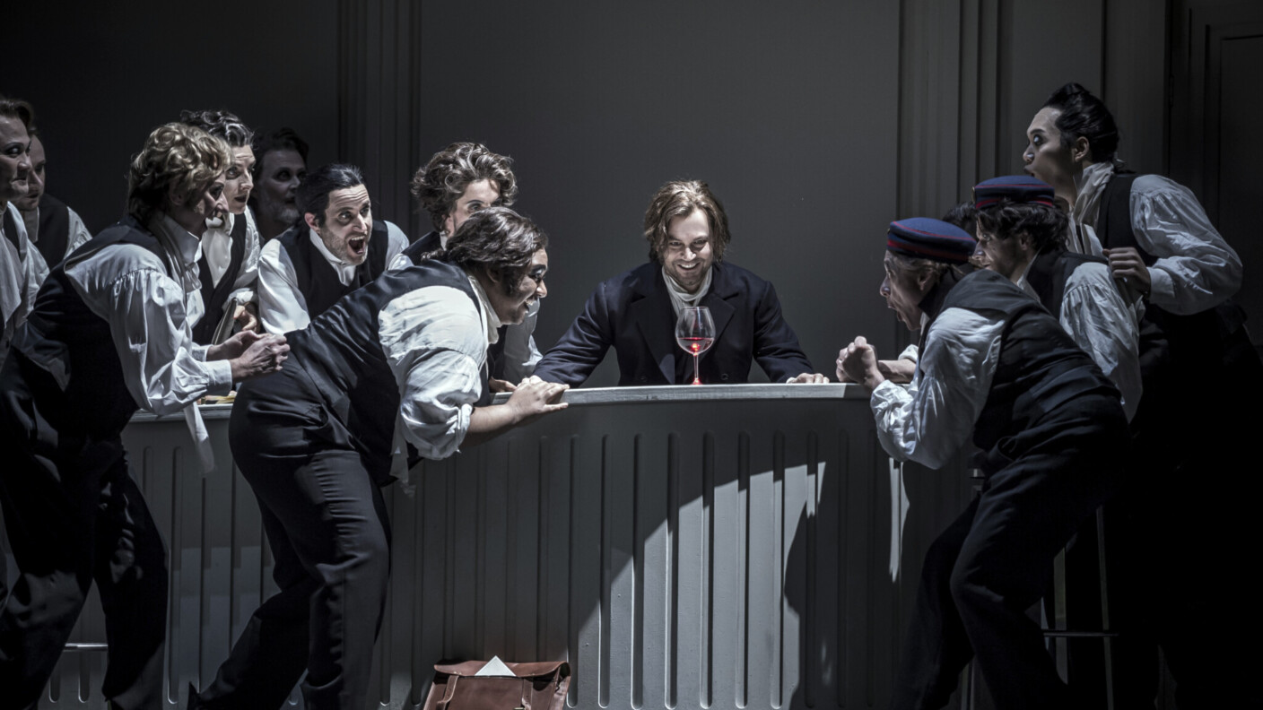 Alkohol als Erzählhilfe und diesem damit zugeneigt: Hoffmann in „Les Contes d’Hoffmann“ am Theater Lübeck