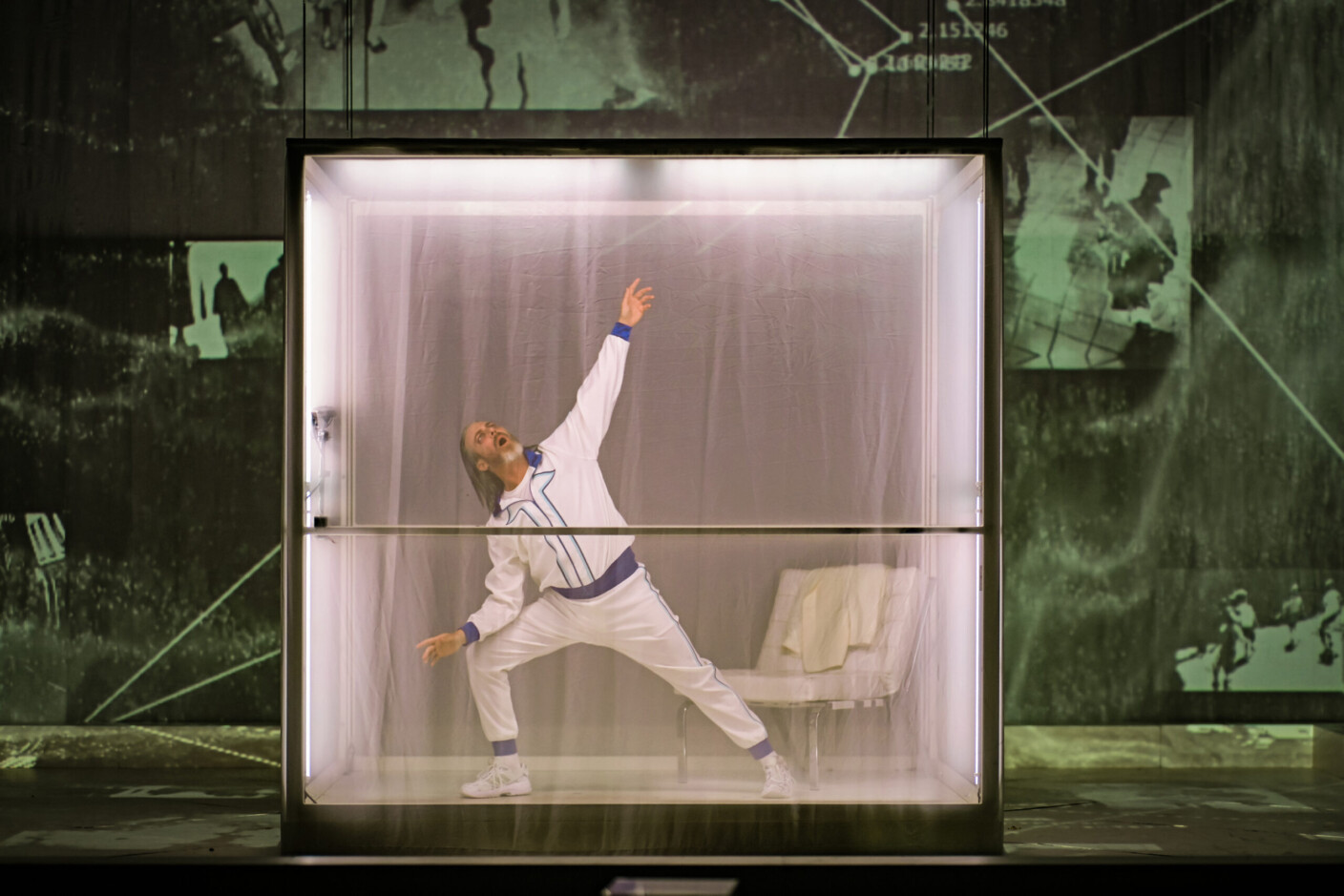 Szenenbild aus „Der Kaiser von Atlantis“