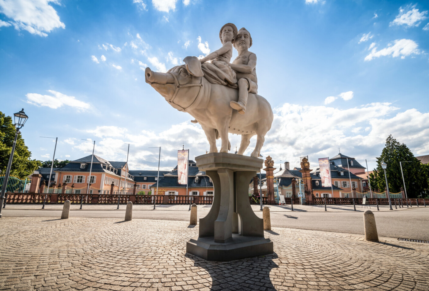Von Friedrich dem Großen als Glücksschwein geadelt: Kurfürst Karl Theodor mit seiner Mätresse vor dem Schwetzinger Schloss