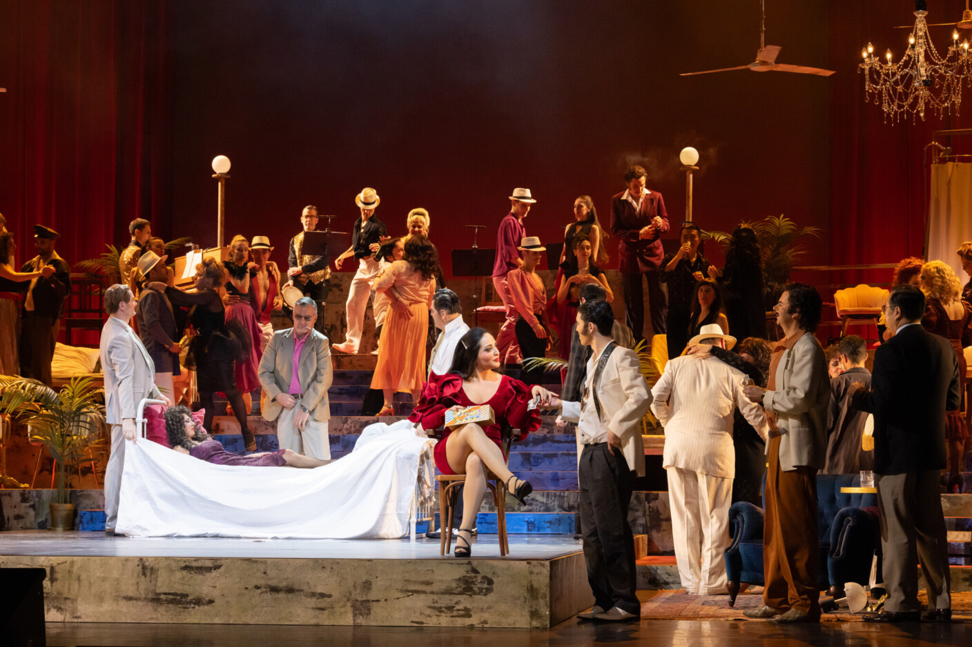 Szenenbild aus „Alma“ am Anhaltischen Theater Dessau