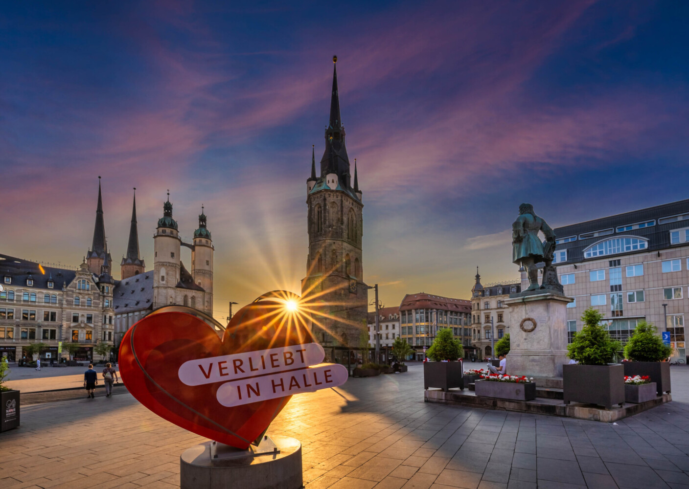 Der Marktplatz in Halle (Saale) mit Marktkirche, Rotem Turm und Händel-Denkmal