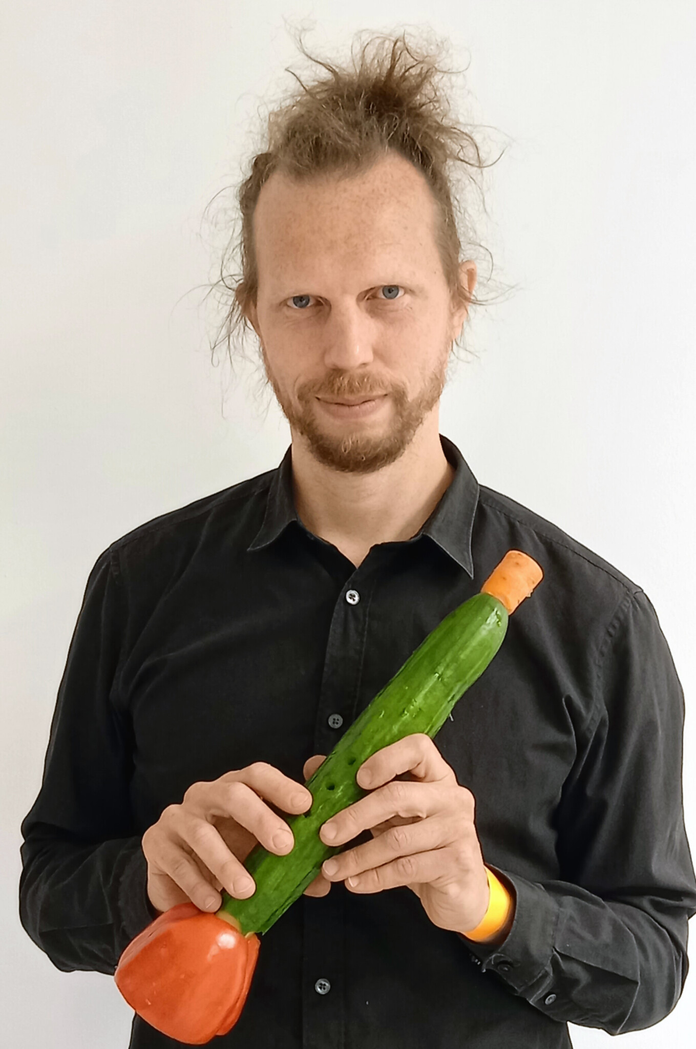 Neben seiner Tätigkeit beim Klangforum Wien ist Matthias Meinharter als Ensemblemitglied des Vegetable Orchestra aktiv – einer Formation, die seit fast 30 Jahren Gemüse zum Musizieren nutzt