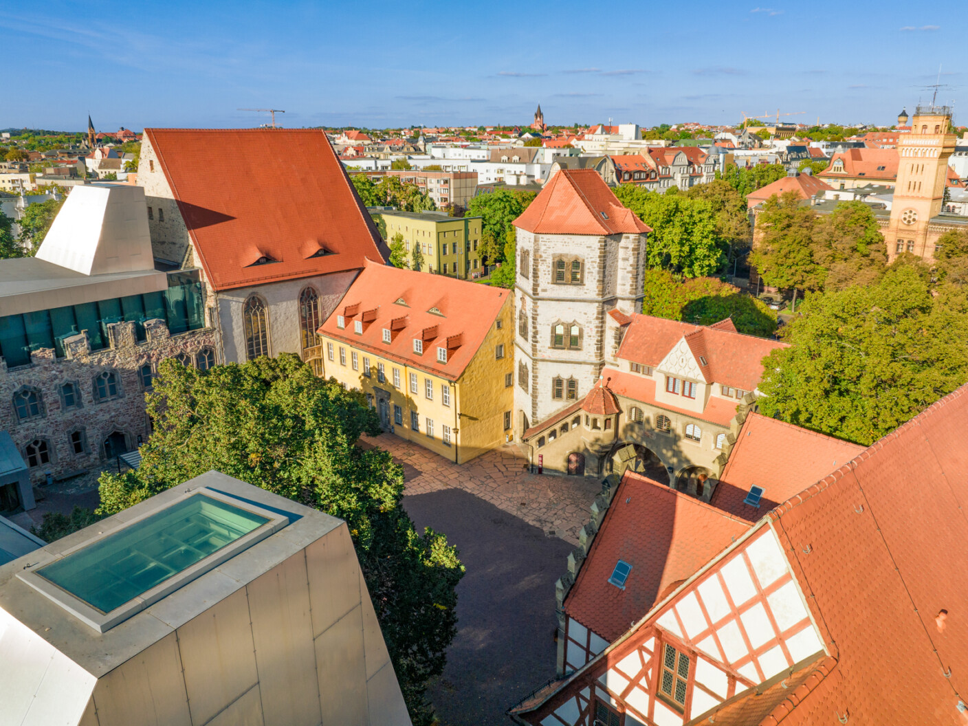 Historische Mauern mit modernen Aufbauten – das Äußere der Moritzburg lässt erahnen, was sich im Kunstmuseum im Inneren findet: Schätze vom 12. bis 21. Jahrhundert