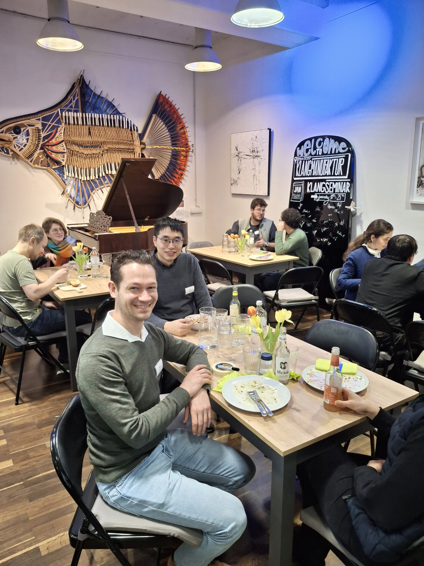 Lernen macht hungrig: Seminarteilnehmer tauschen sich beim Essen aus