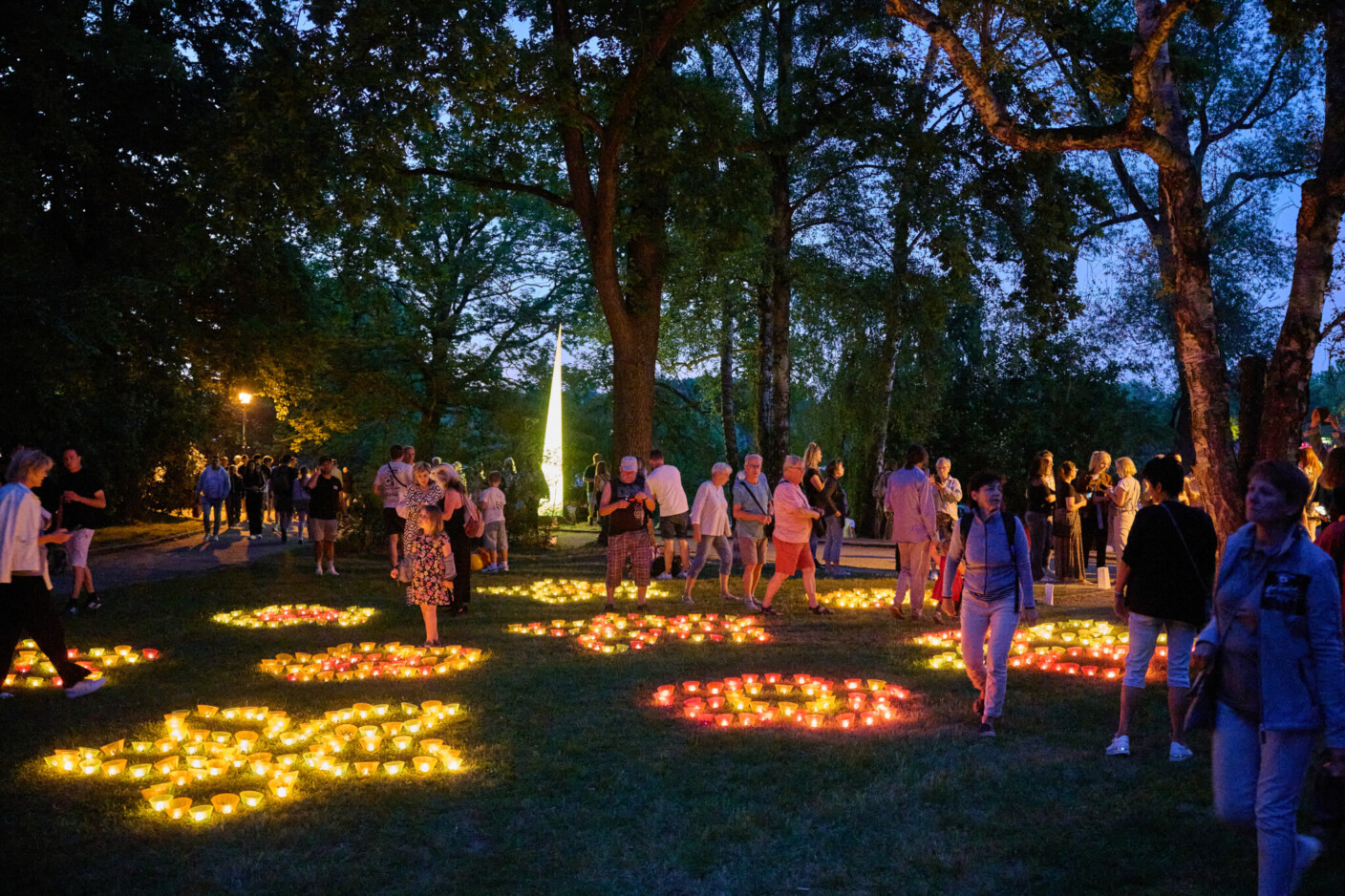 Musik, Picknick, Bootsfahrt: Das Romantische Lichterfest rund um den Schwanenteich lädt zum Verweilen im sommerlichen Park ein
