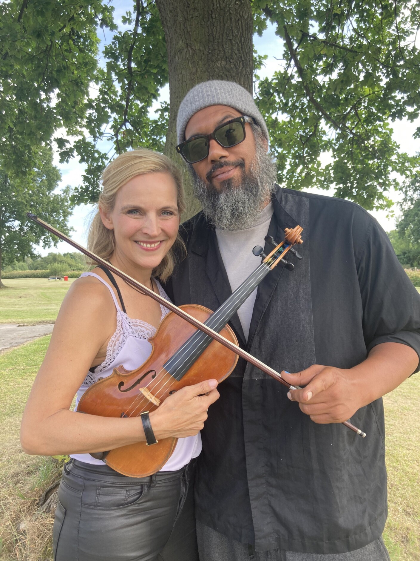 Zwei sehr unterschiedliche Künstler im Anliegen geeint: Angelika Bachmann und Samy Deluxe