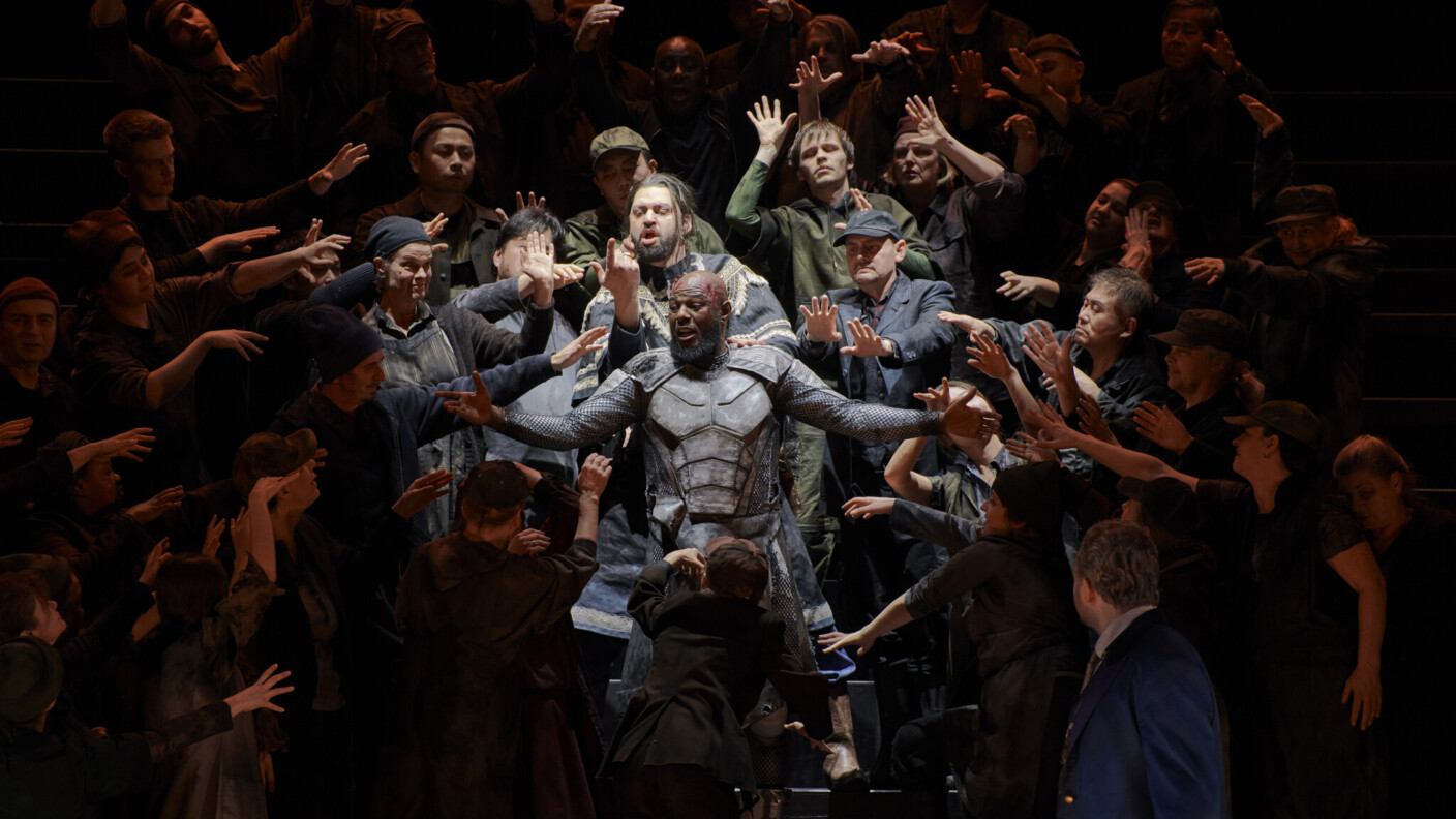 Umgeben von einer ergebenen Masse: Mandla Mndebele als Titelheld von Clémence de Grandvals Oper „Mazeppa“ am Theater Dortmund