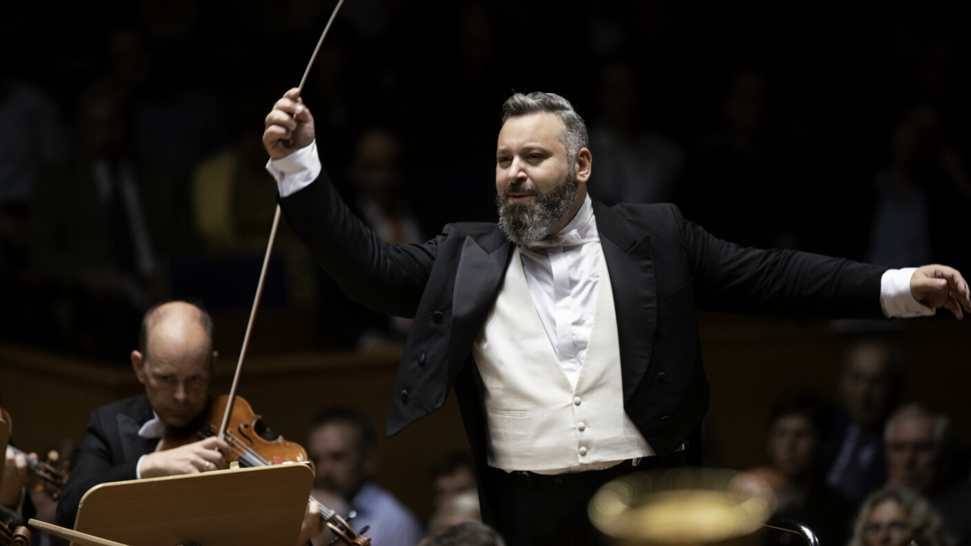 Dirigent Antonino Fogliani hat sich mit großer narrativer Kraft im Belcanto-Repertoire einen Namen gemacht