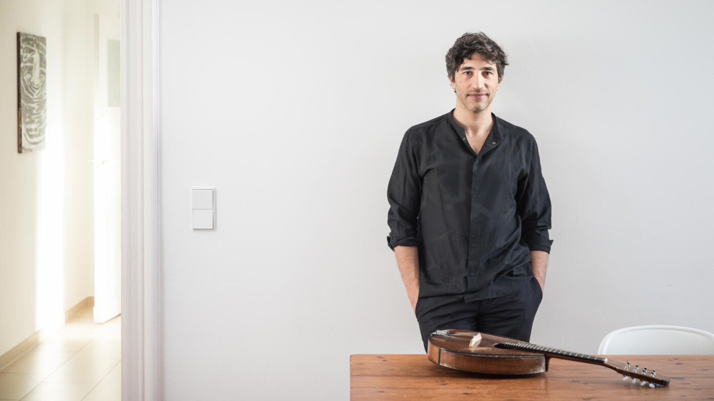 Starmandolinist Avi Avital begleitet neben dem Festival „Eigenzeit – Musik von Jetzt“ bereits die gesamte Spielzeit 2025/26 als Residenzkünstler der Duisburger Philharmoniker