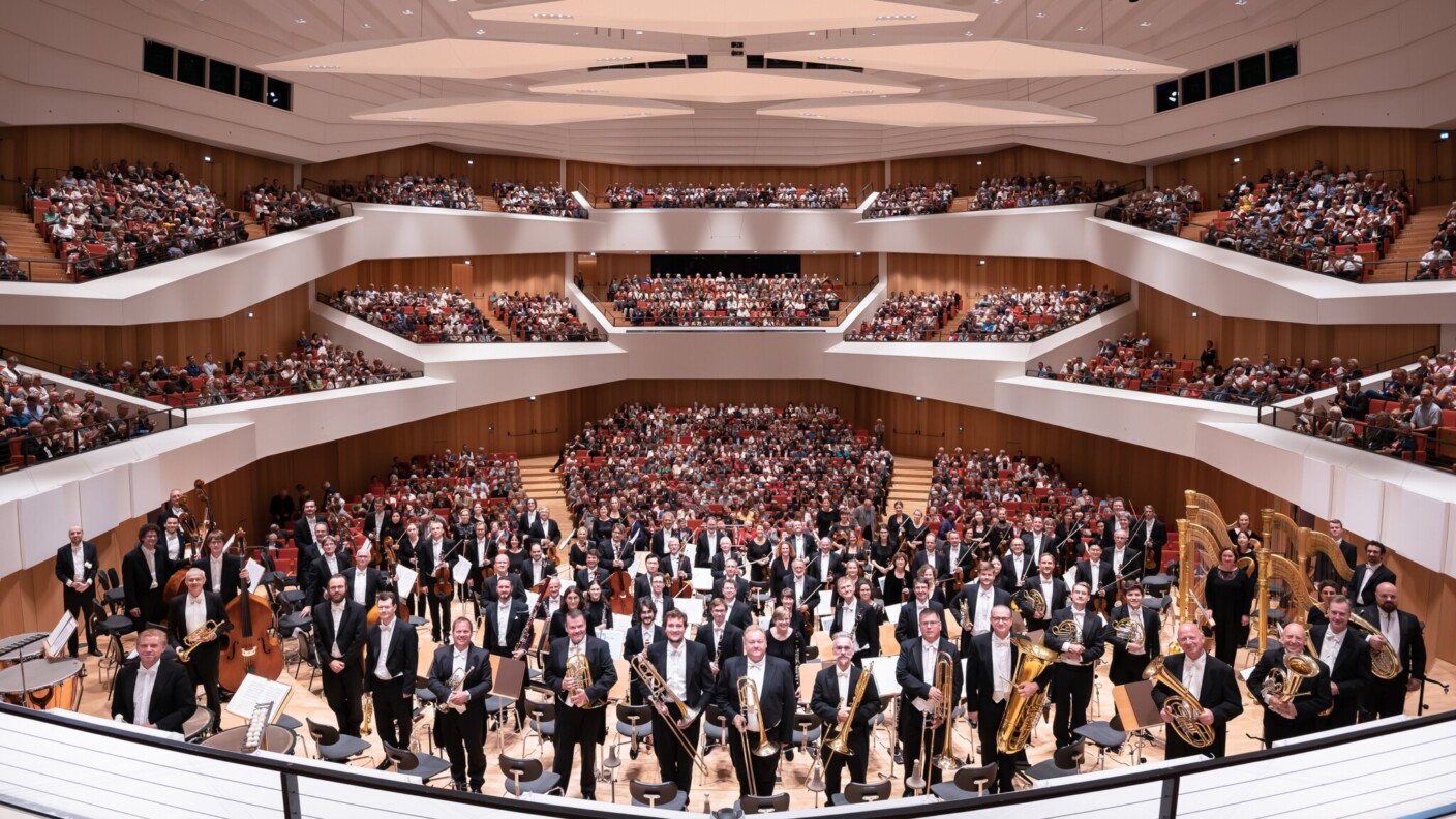 Mit dem amerikanisch-mexikanischen Dirigenten Robert Treviño steht ein gern gesehener Freund und Gast am Pult der Dresdner Philharmonie