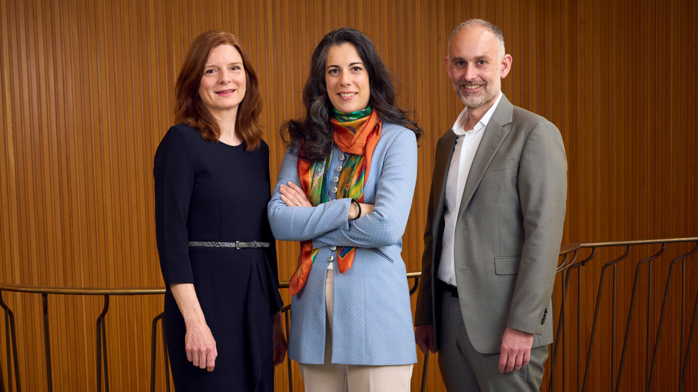 Wurde als neue Chefdirigentin des WDR Sinfonieorchester von Intendantin Katrin Vernau und Orchestermanager Sebastian König begrüßt: Marie Jacquot (Mitte)