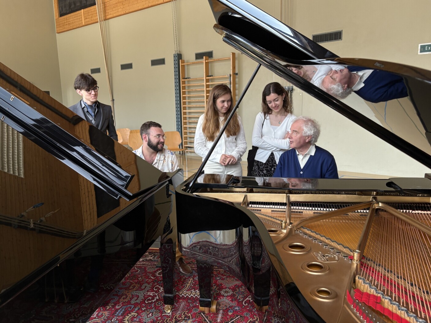 Seit 2025 gibt Sir András Schiff jedes Jahr einen öffentlichen Meisterkurs im Musikdorf Ernen