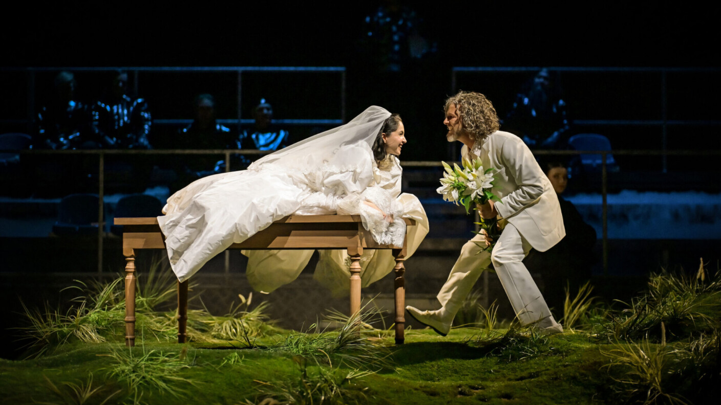 Julietta Aleksanyan und Brett Carter in den Hauptrollen als Bess McNeill und Jan Nyman in Mazzolis „Breaking the Waves“ am Staatstheater Mainz