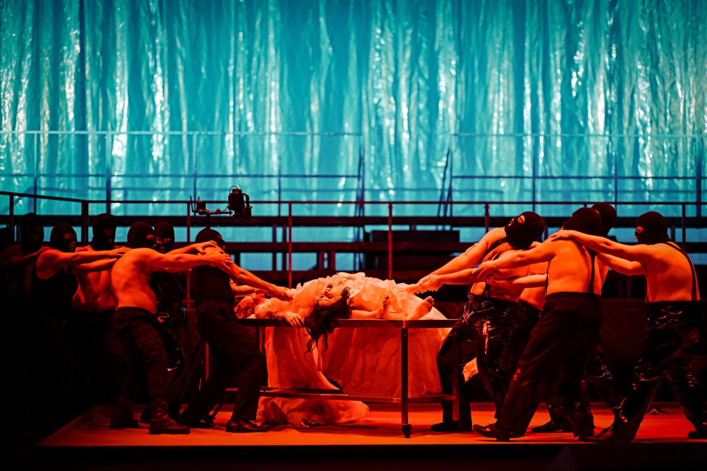 Szenenbild aus „Breaking the Waves“ am Staatstheater Mainz