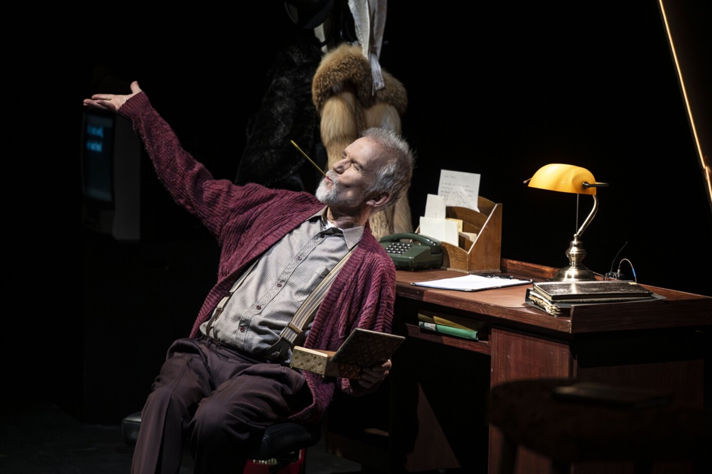 Szenenbild aus „For a Look or a Touch“ 