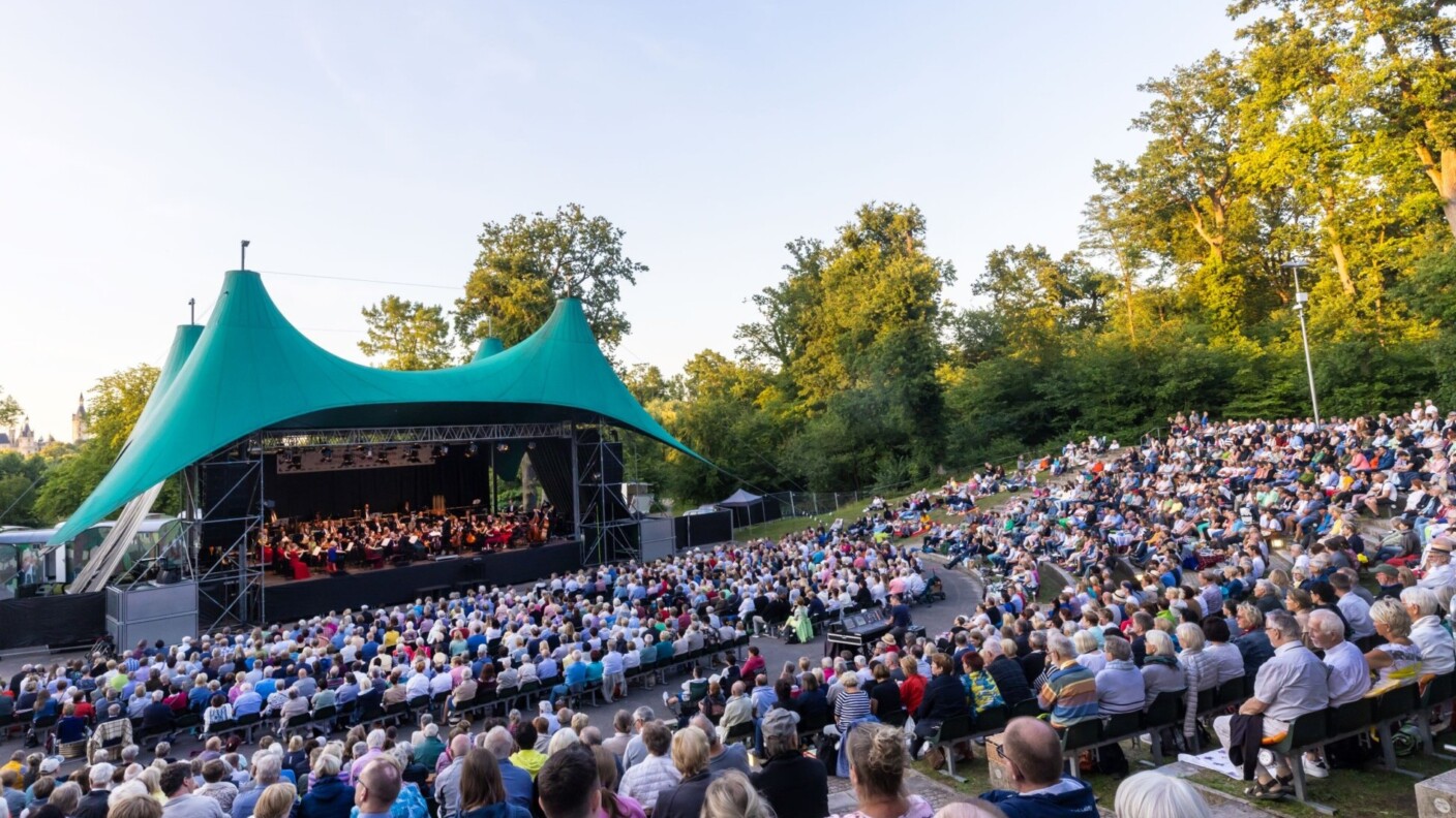 Klassikgenuss im Grünen: die Freilichtbühne im Schweriner Schlossgarten