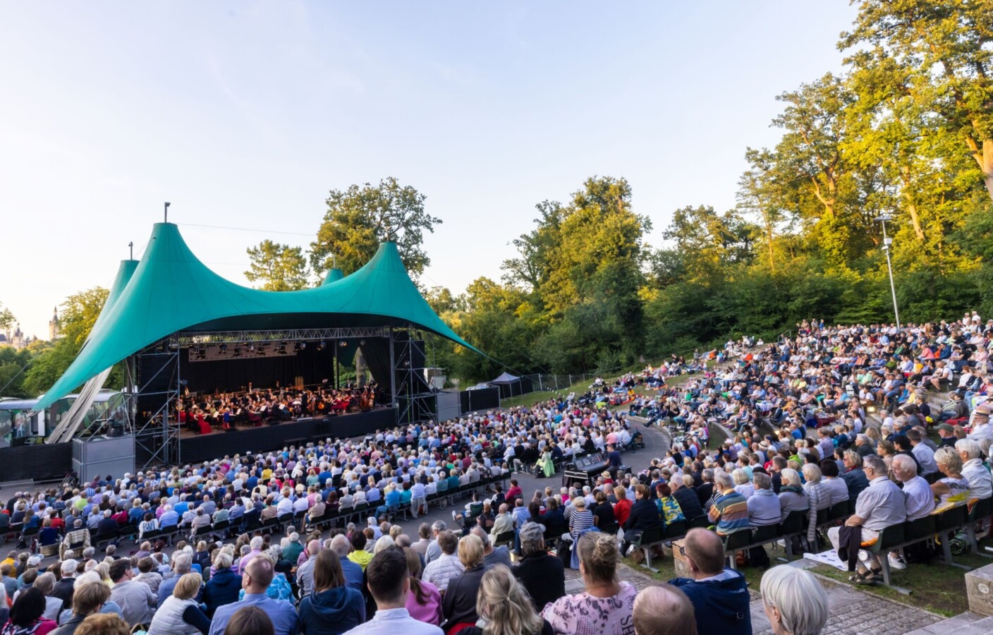 Sommer zwischen Brecht, Ballett und Schlosskulisse
