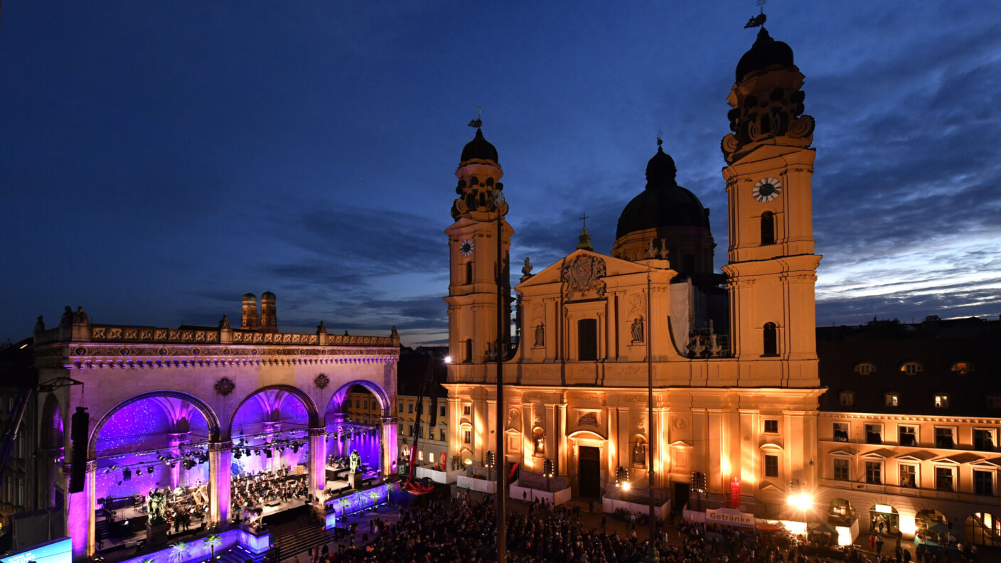 Mit seiner attraktiven historischen Architektur zählt der Odeonsplatz zu den eindrucksvollsten urbanen Open-Air-Bühnenräumen Europas