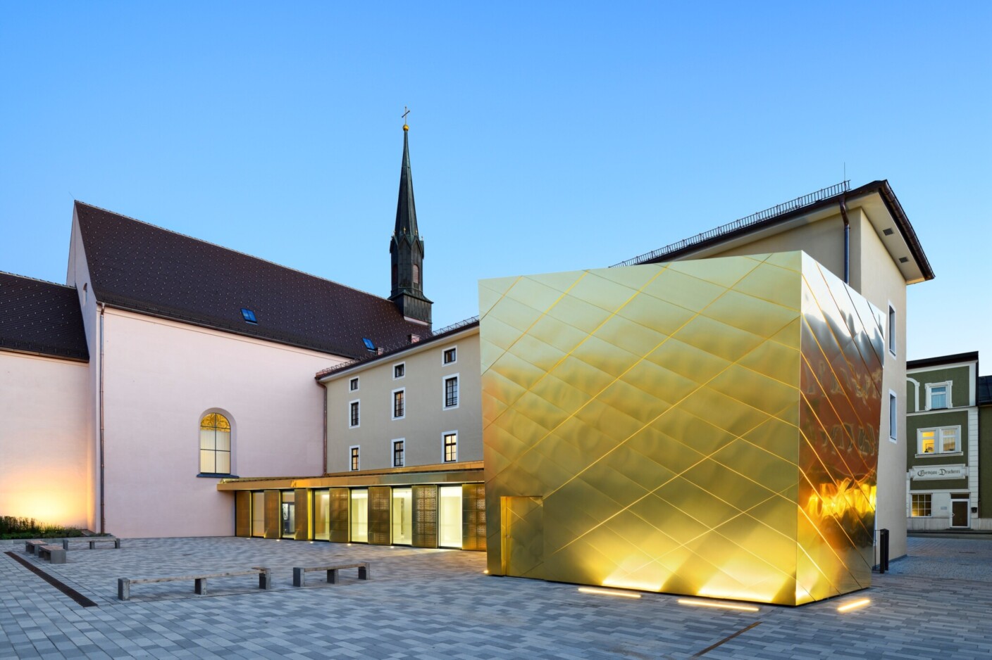 Das Kulturforum Klosterkirche Traunstein mit Goldenem Anbau