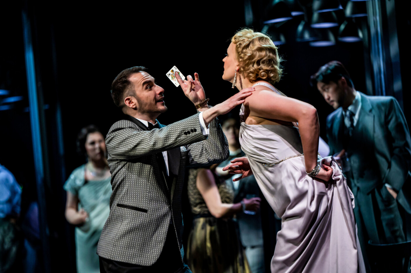 Szenenbild aus „Manon“ am Theater Magdeburg