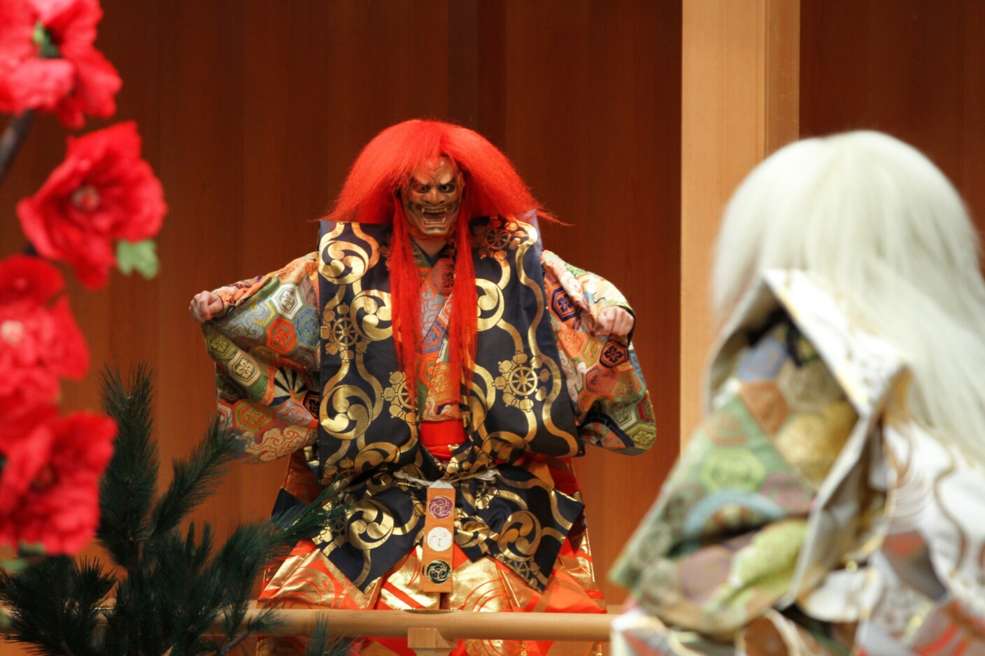 Eine besondere Begegnung mit japanischer Theatertradition bietet das Gastspiel des renommierten Kanze Nō Theaters aus Tokio