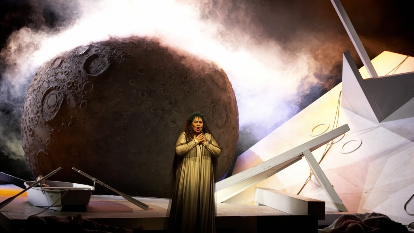 Szenenbild aus „Tristan und Isolde“ in der Inszenierung von Ruth Berghaus an der Hamburgischen Staatsoper (2005)